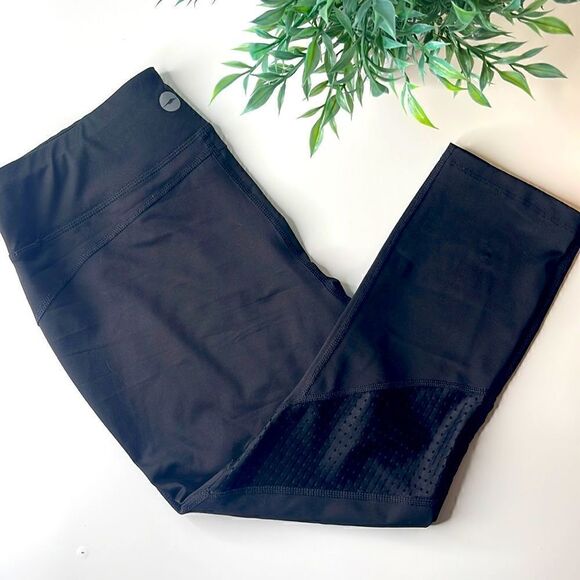 Avia Pants - Avia athletic Capri leggings. Running walking. Size medium. Size 8-10. EUC.